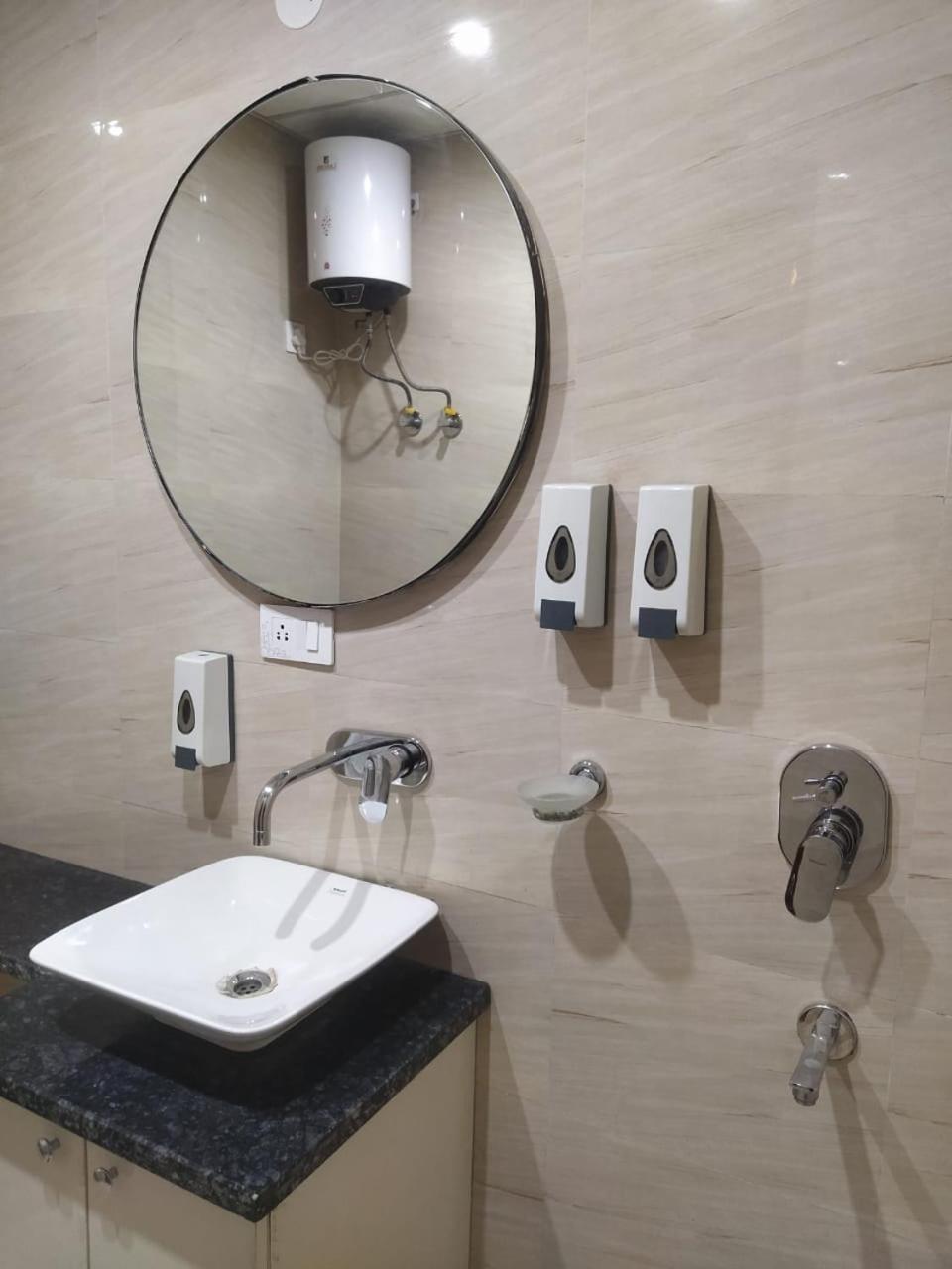 Limewood Stay - Near Golf Course Road Gurgaon Exterior photo